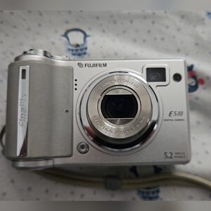 Fujifilm Finepix E Series E510 5.2MP Digital Camera (working)